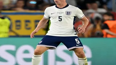 “热刺主场遭李斯特城逆转，宾福特险赢水晶宫一役”